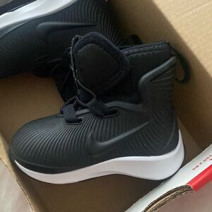 NIB Nike Binzie Boot size Infant 2c / uk 1.5 / eur 17 black and white so cute